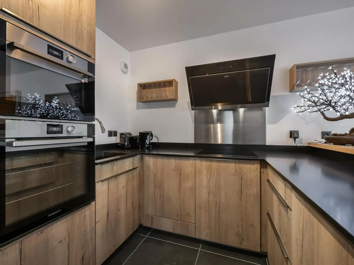 Appartement T4 A Courchevel, Proche Des Pistes, Avec Terrasse, Parking, Et Services Inclus - Fr-1-563-13 0*, Courchevel France