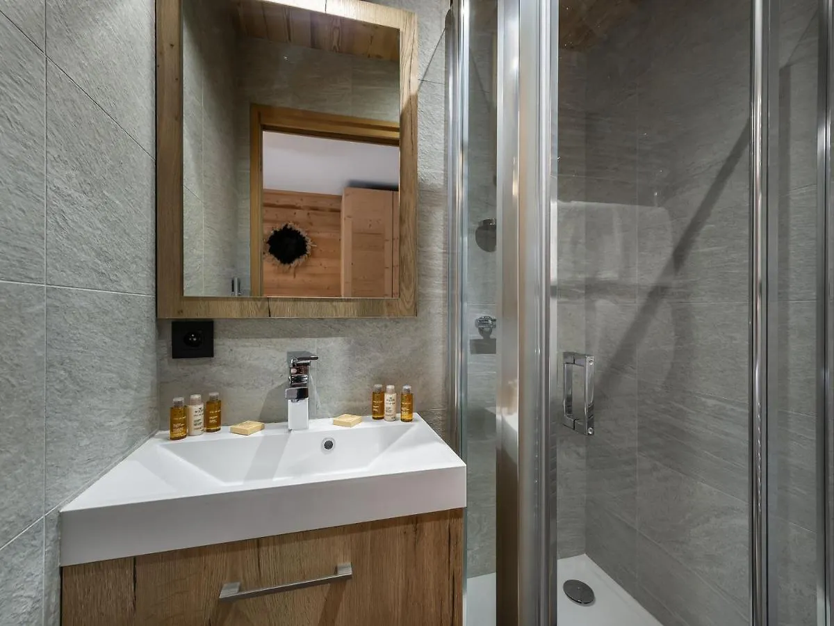 Appartement T4 A Courchevel, Proche Des Pistes, Avec Terrasse, Parking, Et Services Inclus - Fr-1-563-13