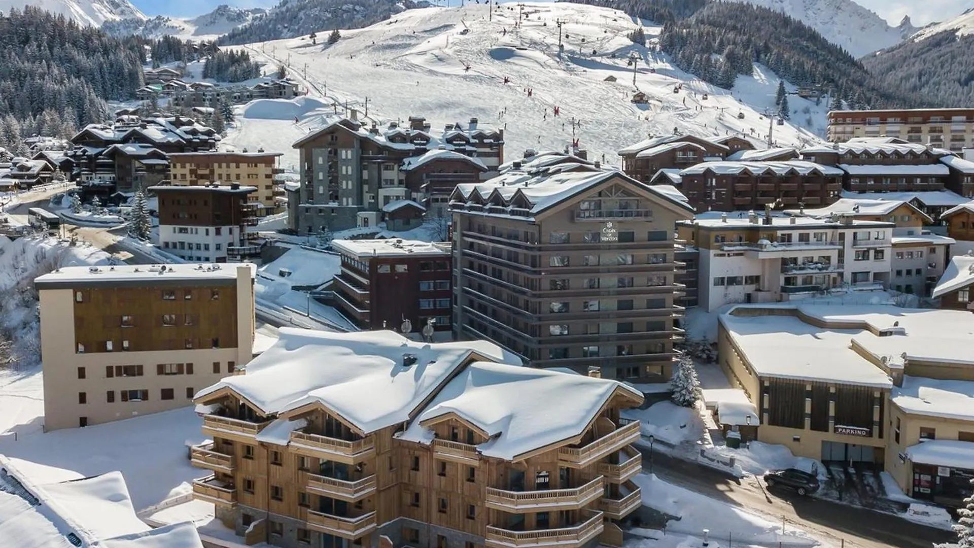 Appartement T4 A Courchevel, Proche Des Pistes, Avec Terrasse, Parking, Et Services Inclus - Fr-1-563-13
